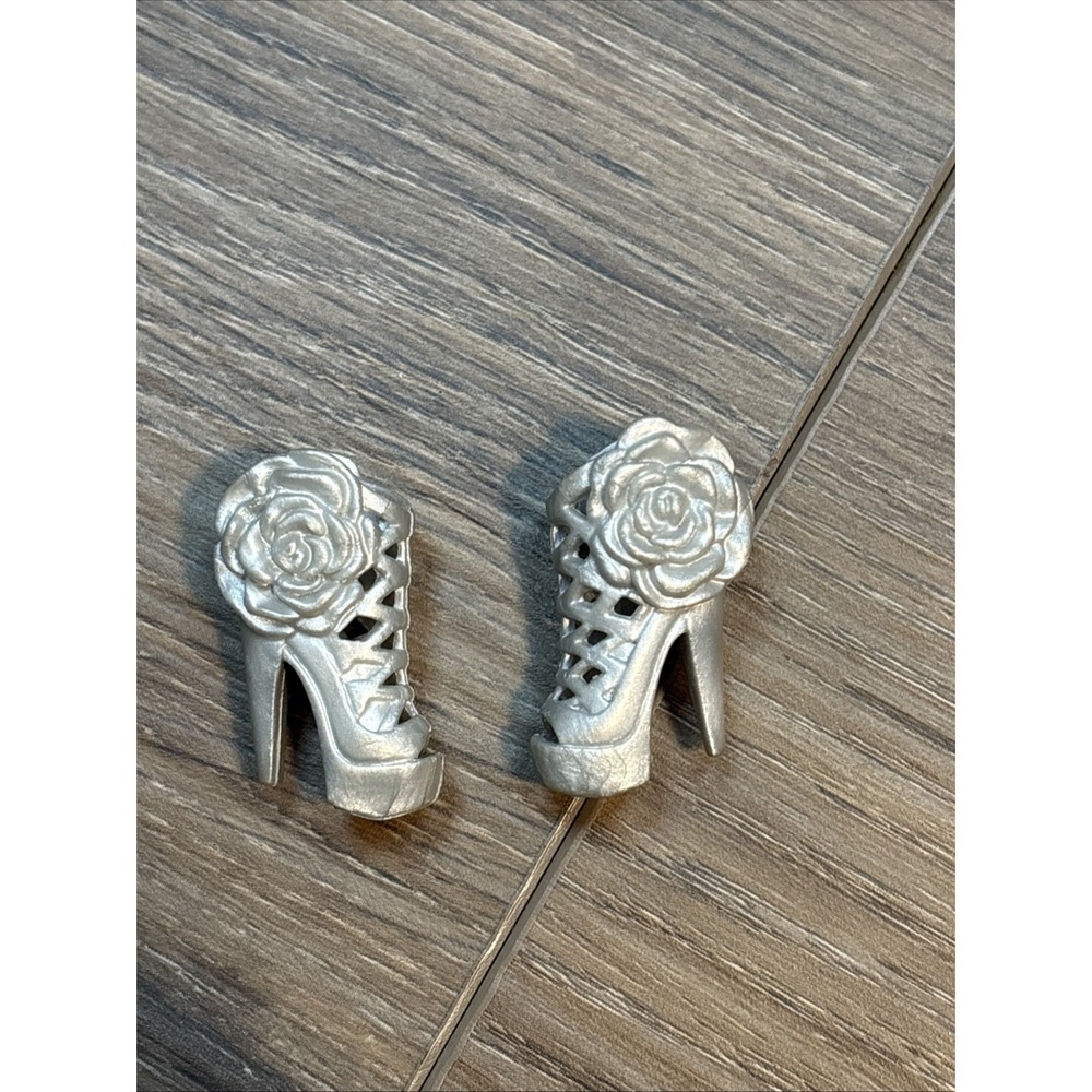 Mattel Barbie Doll Shoes FASHIONISTAS FASHION FEVER ~ GREY ROSES HIGH HEELS 8a